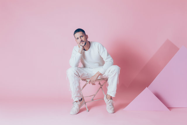 "Não tem esse papo de que homem não poder usar camisa rosa. Olhe pra frente! Se desprenda dos preconceitos", declara o fashionista. Foto: Caio Braz/Divulgação/Caio Braz/Divulgação "Não tem esse papo de que homem não poder usar camisa rosa. Olhe pra frente! Se desprenda dos preconceitos", declara o fashionista. Foto: Caio Braz/Divulgação/Caio Braz/Divulgação