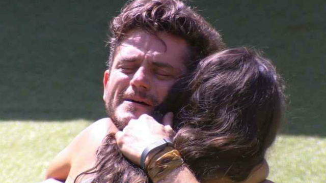 Marcos e Emilly se abraçam no jardim da casa do BBB17 após conversa. Foto: Rede Globo/Reprodução/ Marcos e Emilly se abraçam no jardim da casa do BBB17 após conversa. Foto: Rede Globo/Reprodução/