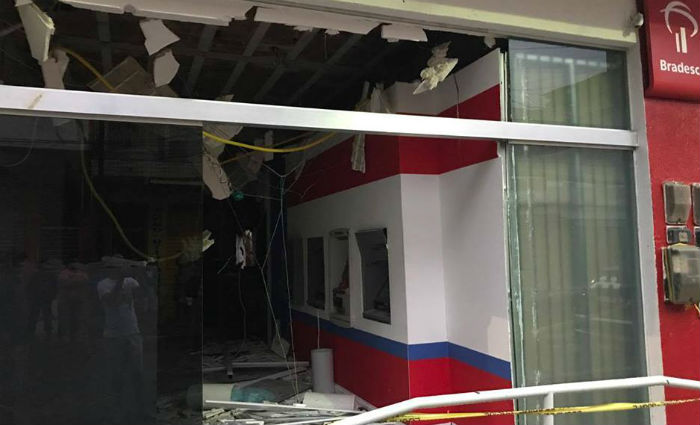 A agência do Bradesco ficou destruída, com pedaços do teto espalhados pelo chão. Foto: Reprodução/ Facebook/ A agência do Bradesco ficou destruída, com pedaços do teto espalhados pelo chão. Foto: Reprodução/ Facebook/