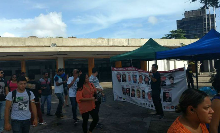 Na estação central do metrô, no Recife, trabalhadores alertam a sociedade sobre os riscos do fim da aposentadoria. Foto: Sinpol/ Divulgação/ Na estação central do metrô, no Recife, trabalhadores alertam a sociedade sobre os riscos do fim da aposentadoria. Foto: Sinpol/ Divulgação/