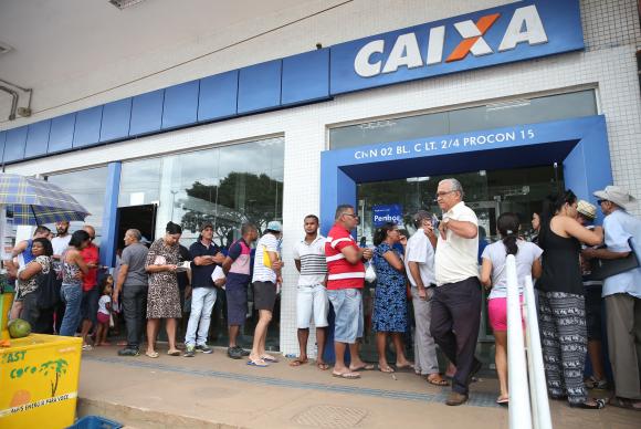 Caixa pode oferecer taxa de juros mais baixa para crédito consignado com o uso do saldo do FGTS como garantia. Foto: Antonio Cruz/ Agência Brasil/