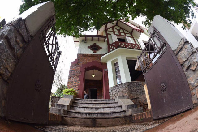 O espaço cultural Grande Hotel Ronaldo Fraga abriga saraus, lançamentos, exposições. Fica em casarão tombado no bairro Funcionários, em BH. Foto: Facebook/Reprodução