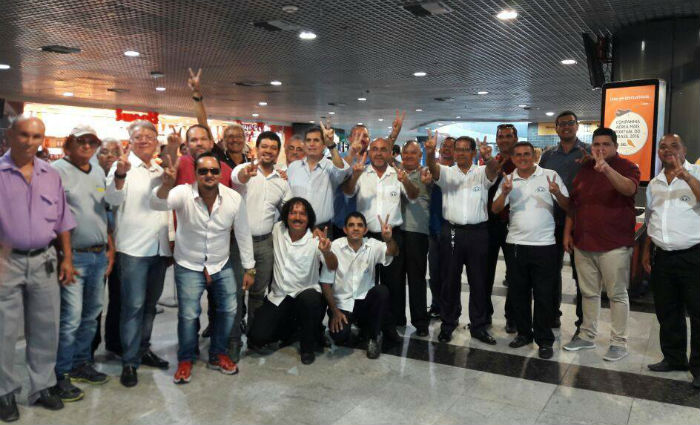 Taxistas recepcionam deputado Silvio Costa no aeroporto. Parlamentar defendeu a categoria durante a votação. Foto: foto: Weslley Estevão/ Reprodução/ Facebook/ Taxistas recepcionam deputado Silvio Costa no aeroporto. Parlamentar defendeu a categoria durante a votação. Foto: foto: Weslley Estevão/ Reprodução/ Facebook/