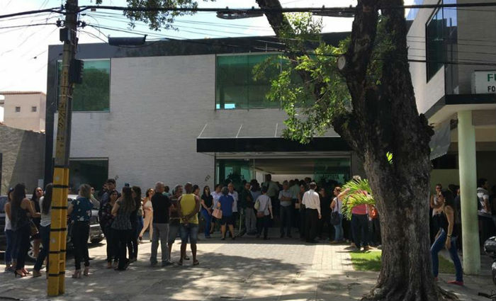 Corpo de fisioterapeuta foi velado em uma funerária no bairro de Santo Amaro, no Recife. Foto: Mariana Fabrício/ DP/ Corpo de fisioterapeuta foi velado em uma funerária no bairro de Santo Amaro, no Recife. Foto: Mariana Fabrício/ DP/