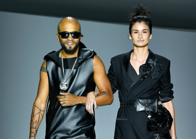 O rapper Rnegado, acompanhado pela top Carol Ribeiro, no desfile de abertura do Minas Trend. Foto: Zé Takahashi/Fotosite/ O rapper Rnegado, acompanhado pela top Carol Ribeiro, no desfile de abertura do Minas Trend. Foto: Zé Takahashi/Fotosite/