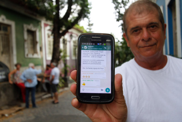 Jorge Bandeira de Mello, integrante da Associa&ccedil;&atilde;o dos Moradores e Amigos do Po&ccedil;o da Panela (AMAPP), usa aplicativo de celular para conversar sobre problemas do bairro com vizinhos. Cr&eacute;dito: Ricardo Fernandes/DP/Cr&eacute;dito: Ricardo Fernandes/DP