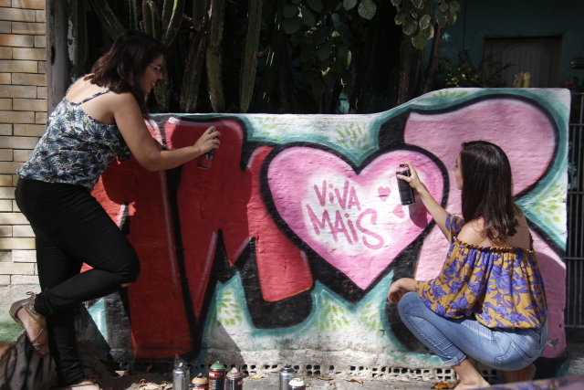 Ana Carolina Lins e Maria Carolina Arruda, estudantes de arquitetura, criaram o projeto Se Essa Rua Fosse Minha. Com muita cor e atividades culturais, elas pretendem reduzir os índices de assalto e também aumentar a sociabilidade entre os vizinhos da Rua Abelardo, nas Graças.Crédito: Mandy Oliver/Esp.DP