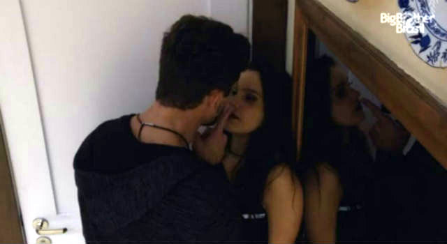 Marcos colocou dedo na cara de Emily e a impediu de falar. Foto: Globo/reprodução/ Marcos colocou dedo na cara de Emily e a impediu de falar. Foto: Globo/reprodução/