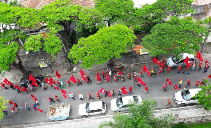Integrantes do MST protestam no Incra e seguem em passeata até a Alepe. Foto: Reprodução/ WhatsApp/ Integrantes do MST protestam no Incra e seguem em passeata até a Alepe. Foto: Reprodução/ WhatsApp/