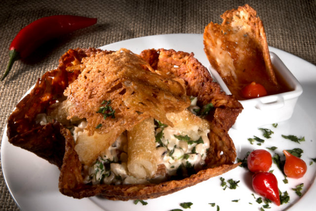 Baião de dez servido em uma cesta de queijo parmesão é o prato do Empório Baiano. Foto: Costa Neto/Divulgação