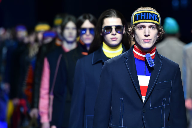 Cores fortes, sobretudo em contraste com preto e azul marinho, cruzaram as passarelas da Semana de Moda Masculina de Milão. Foto: Giuseppe Cacace/AFP Photo/ Cores fortes, sobretudo em contraste com preto e azul marinho, cruzaram as passarelas da Semana de Moda Masculina de Milão. Foto: Giuseppe Cacace/AFP Photo/