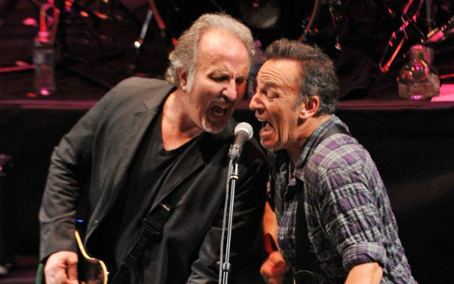 Joe Grushecky e Bruce Springsteen em show em 2012 . Foto: Mike Coppola/Divulgação/ Joe Grushecky e Bruce Springsteen em show em 2012 . Foto: Mike Coppola/Divulgação/