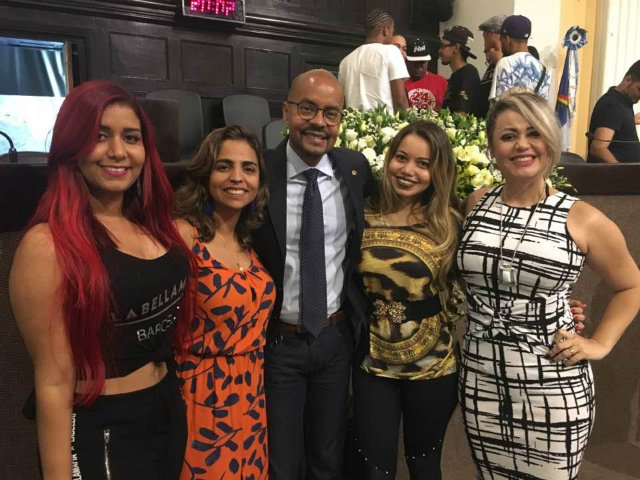 Artistas do brega na Alepe em comemoração ao Dia do Brega junto ao deputado estadual Edilson Silva. Foto PSOL/Divulgação
