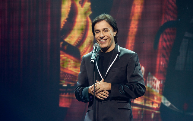No palco, Tom interpreta os personagens João Canabrava, o contador de causos Sr. Venâncio e a doméstica Jarilene. Foto: Opus Promoções/Divulgação/ No palco, Tom interpreta os personagens João Canabrava, o contador de causos Sr. Venâncio e a doméstica Jarilene. Foto: Opus Promoções/Divulgação/