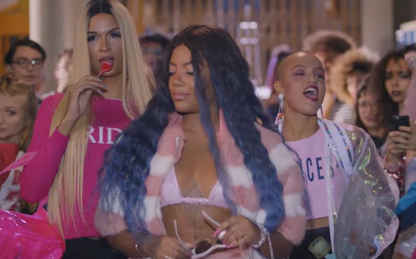 Vídeo tem participações da drag queen Lia Clark e das youtubers Maíra Medeiros e Gabbie Fadel/ Vídeo tem participações da drag queen Lia Clark e das youtubers Maíra Medeiros e Gabbie Fadel/