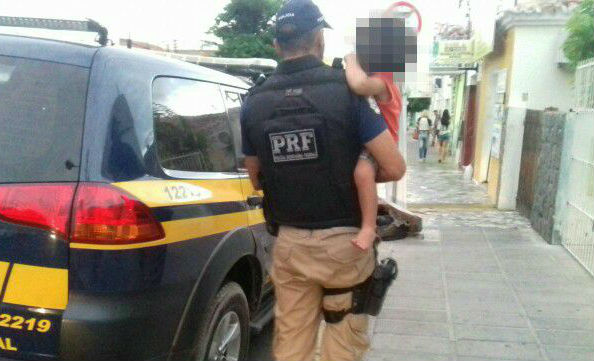 Pai abandona filho de dois anos dentro do carro ap&oacute;s acidente. Foto: PRF/ Divulga&ccedil;&atilde;o/