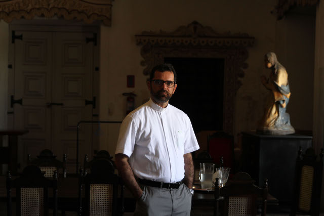 Para Frei Rinaldo Santos, a situa&ccedil;&atilde;o atual dos templos de influ&ecirc;ncia lusitana &eacute; cr&iacute;tica. Foto: Julio Jacobina/DP./