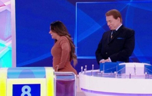 Silvio Santos perguntou se o bumbum da cantora era um travesseiro. Foto: Twitter/Reprodução/ Silvio Santos perguntou se o bumbum da cantora era um travesseiro. Foto: Twitter/Reprodução/