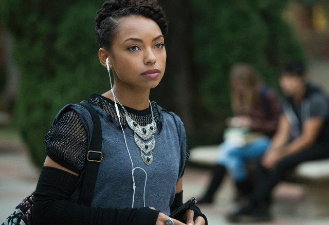 Programa de rádio apresentado pela protagonista Sam White (Logan Browning) denuncia casos de racismo no campus. Foto: Netflix/Divulgação/