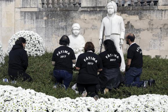 Peregrinos rezam diante das estátuas dos pastorinhos Francisco e Jacinta Marto, no Santuário de Fátima, em Portugal. Foto: EPA/Agência Lusa/Paulo Novais/ Peregrinos rezam diante das estátuas dos pastorinhos Francisco e Jacinta Marto, no Santuário de Fátima, em Portugal. Foto: EPA/Agência Lusa/Paulo Novais/