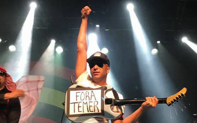 Ex-guitarrista do Rage Against Machine, Tom Morello também compartilhou imagem do protesto nas redes sociais. Foto: Instagram/Reprodução/ Ex-guitarrista do Rage Against Machine, Tom Morello também compartilhou imagem do protesto nas redes sociais. Foto: Instagram/Reprodução/