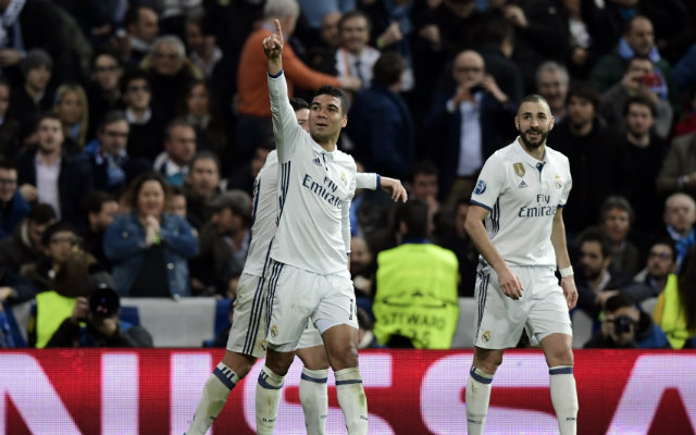 Jogador brasileiro Casemiro, do Real Madrid, comemora gol ao lado do colega de time Karim Benzema. Foto: Javier Soriano/AFP/ Jogador brasileiro Casemiro, do Real Madrid, comemora gol ao lado do colega de time Karim Benzema. Foto: Javier Soriano/AFP/