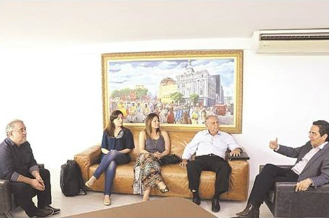 Maur&iacute;cio Rands (D) recebe organizadores e um dos participantes da Movezpo.  Foto: Gabriel Melo/Esp DP/