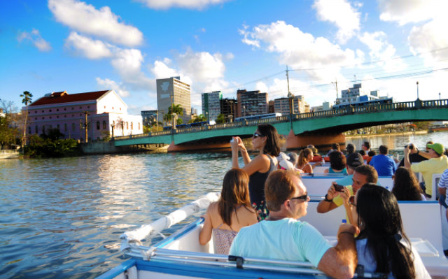 Com aproximadamente 1h30 de dura&ccedil;&atilde;o, o passeio pelo Rio Capibaribe tem no trajeto as tr&ecirc;s ilhas do centro do Recife. Foto: CatamaranTours.com.br/Reprodu&ccedil;&atilde;o/