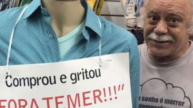 Ator aparece ao lado da placa divulgando a oferta em suas redes. Foto: Instagram/Reprodução/ Ator aparece ao lado da placa divulgando a oferta em suas redes. Foto: Instagram/Reprodução/