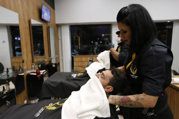 "Barba bem cuidada precisa, de fato, ser cuidada", ela recomenda aos clientes. Foto: Társio Alves/Divulgação
