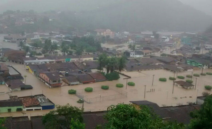 Belém de Maria, na Mata Sul, amanheceu alagada. Moradores temem que a enchente de 2010 se repita. Foto: Reprodução/Facebook