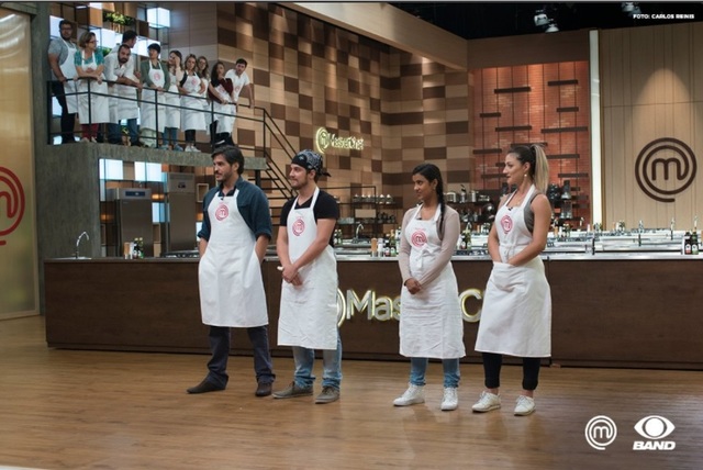 Os vencedores da primeira prova tiveram que escolher dois candidatos do mezanino para um duelo culinário. Foto: Band/Divulgação/