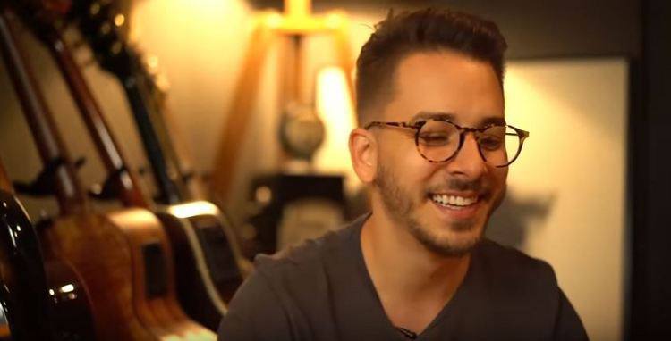 "Hoje sou muito bem resolvido, mas tudo tem seu preço. Foram longas horas de terapia e crises de síndrome do pânico", afirma o cantor. Foto: YouTube/reprodução/
