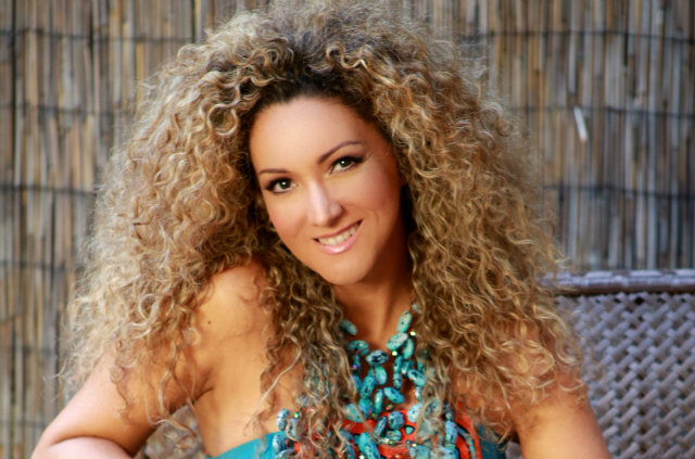 A artista é filha de mãe brasileira e mantém vínculo com o país. Apesar de fazer carreira em espanhol, os ritmos brasileiros estão presentes na sua música. Foto: Facebook/Reprodução