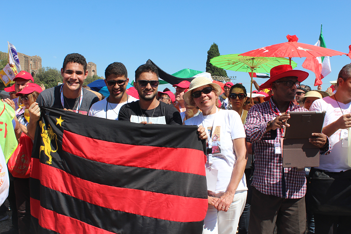 Os amigos Tony Souza, Luís Matheus e Thiago Matias chegaram cedo ao Circo Máximo para chegar o mais de perto possível do papa Francisco com uma bandeira do Sport - Foto: Alice de Souza