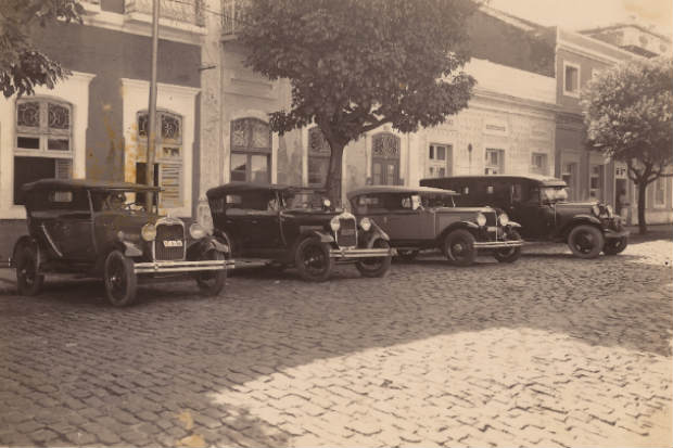 Rua da União, década de 1920, com carros possivelmente da polícia. Crédito: Apeje/Divulgação/ Rua da União, década de 1920, com carros possivelmente da polícia. Crédito: Apeje/Divulgação/