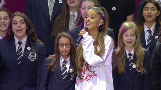 Ariana Grande se apresentou ao lado de coral para a música My Everything. Foto: YouTube/Reprodução/ Ariana Grande se apresentou ao lado de coral para a música My Everything. Foto: YouTube/Reprodução/
