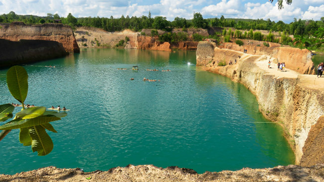 Assim como a Lagoa Azul (em Jaboat&atilde;o dos Guararapes), o Grand Canyon de Chiang Mai &eacute; procurado para que quer tomar um solzinho ou praticar esportes radicais. Fotos: Diogo Carvalho/DP e AmazingThailand.com/