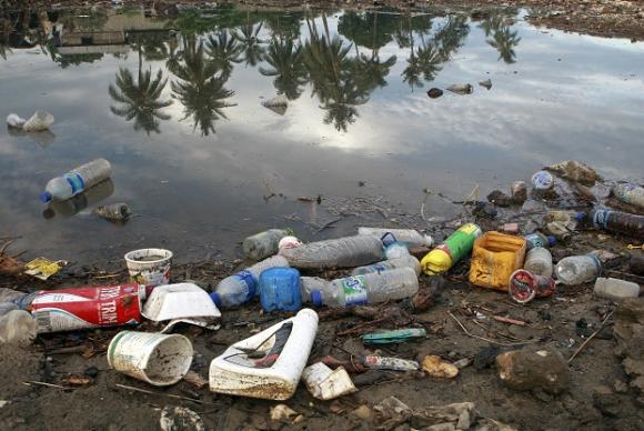 A poluição provocada pelos plásticos é uma tragédia ambiental global que contamina o solo e os mares. Foto: Martine Perret/ONU Meio Ambiente () A poluição provocada pelos plásticos é uma tragédia ambiental global que contamina o solo e os mares. Foto: Martine Perret/ONU Meio Ambiente/