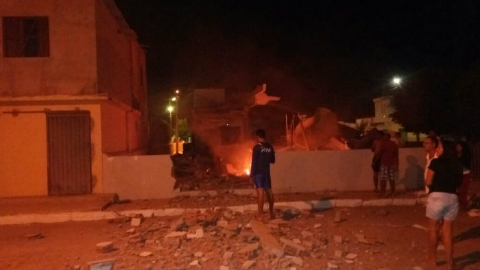 N&atilde;o se sabe ainda se os bandidos conseguiram levar o dinheiro que estava nos caixas e no cofre da ag&ecirc;ncia. Foto: Whatsapp/Reprodu&ccedil;&atilde;o/