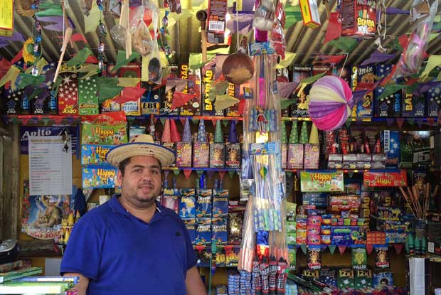 Celpe come&ccedil;a a fiscalizar liga&ccedil;&otilde;es de energia em barracas de fogos. Foto: Ketheryne Mariz/DP/