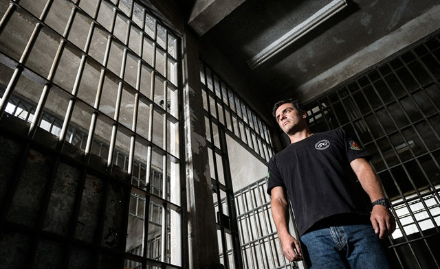 Com 12 episódios, série Carcereiros está disponível no Globo Play, mas só chegará à televisão em 2018. Foto: Globo/Divulgação/ Com 12 episódios, série Carcereiros está disponível no Globo Play, mas só chegará à televisão em 2018. Foto: Globo/Divulgação/