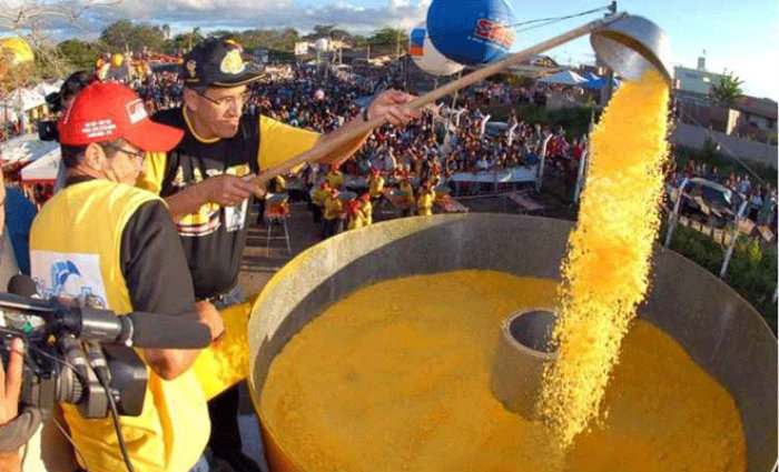 Para a receita deste ano, serão utilizados 800 kg de flocos de milho. Foto: Prefeitura de Caruaru/Divulgação/Arquivo/Para a receita deste ano, serão utilizados 800 kg de flocos de milho. Foto: Prefeitura de Caruaru/Divulgação/Arquivo Para a receita deste ano, serão utilizados 800 kg de flocos de milho. Foto: Prefeitura de Caruaru/Divulgação/Arquivo/Para a receita deste ano, serão utilizados 800 kg de flocos de milho. Foto: Prefeitura de Caruaru/Divulgação/Arquivo