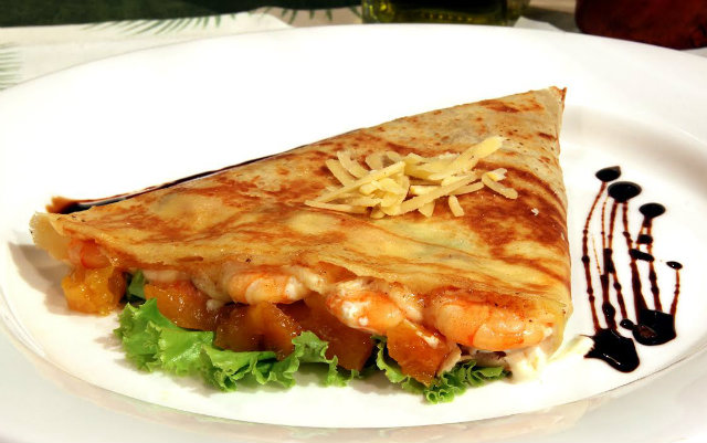 Receita de crepe Les Amants (camarão, mussarela, ricota e pasta de queijo cottage, molho de damasco com laranja, castanha e alface americana) foi criada em homenagem aos apaixonados. Foto: Divulgação/4Comunicação