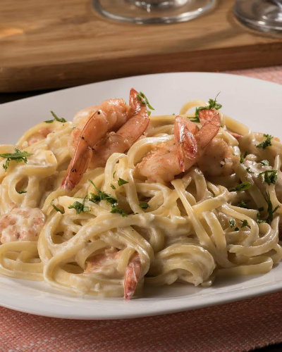 Feitiço das estrelas (fettuccine com camarões ao molho de provolone) é a sugestão do chef Ulisses Melo, no Capitania (Olinda). Foto: Divulgação