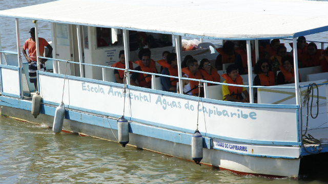 Preserva&ccedil;&atilde;o do meio ambiente foi discutida de dentro do Rio Capibaribe em escola itinerante. Foto: Shilton Araujo/Esp.DP/