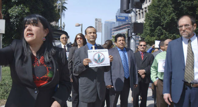 Comunidade latina protesta contra empresa. Foto: Netflix/Divulgação
