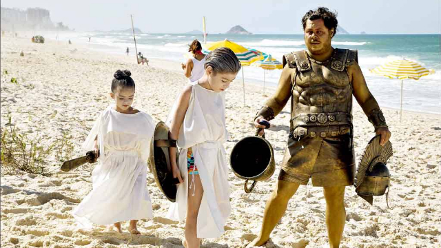 Os atores mirins Sofia Barros e João Barreto dão uma força para o tio, que faz bico como estátua viva nas ruas. Foto: H2O Filmes/Divulgação/