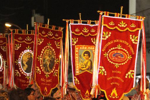 Prociss&atilde;o foi acompanhada por 19 bandeiras juninas. Foto: Nando Chiappetta/DP/