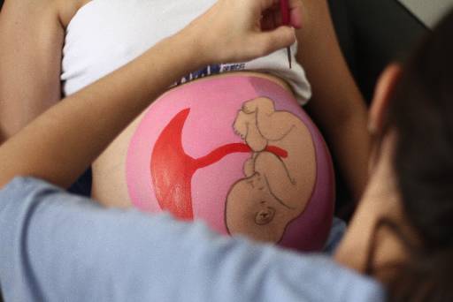 Pintura chega a levar duas horas para ficar pronta e ajuda no processo de relaxamento da mãe nos momentos que antecedem o parto. Foto: Marlon Diego/Esp.DP 